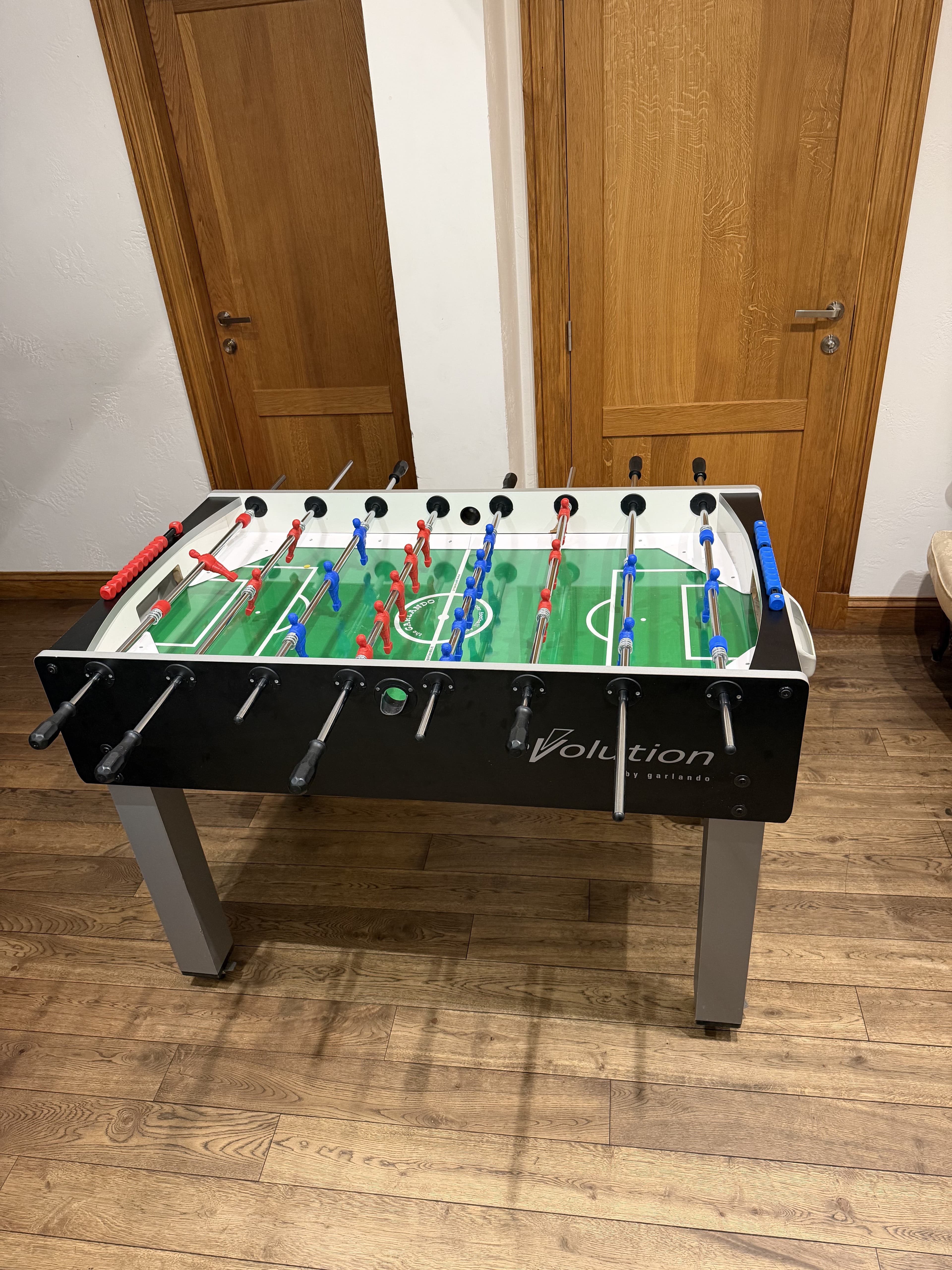 Galda futbola spēle spēļu istabā, gatava partijai